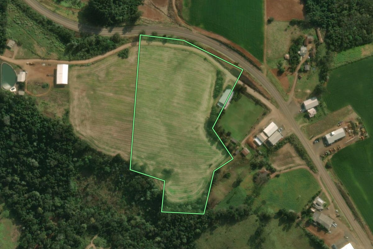 Imagem de satélite do imóvel rural em São Miguel do Oeste (SC), com o contorno declarado no CAR desenhado por cima.