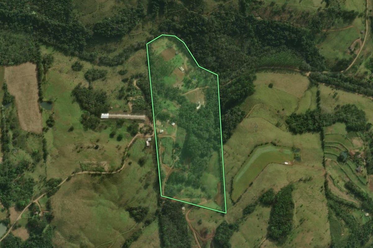 Imagem de satélite do imóvel rural em São Miguel do Oeste (SC), com o contorno declarado no CAR desenhado por cima.