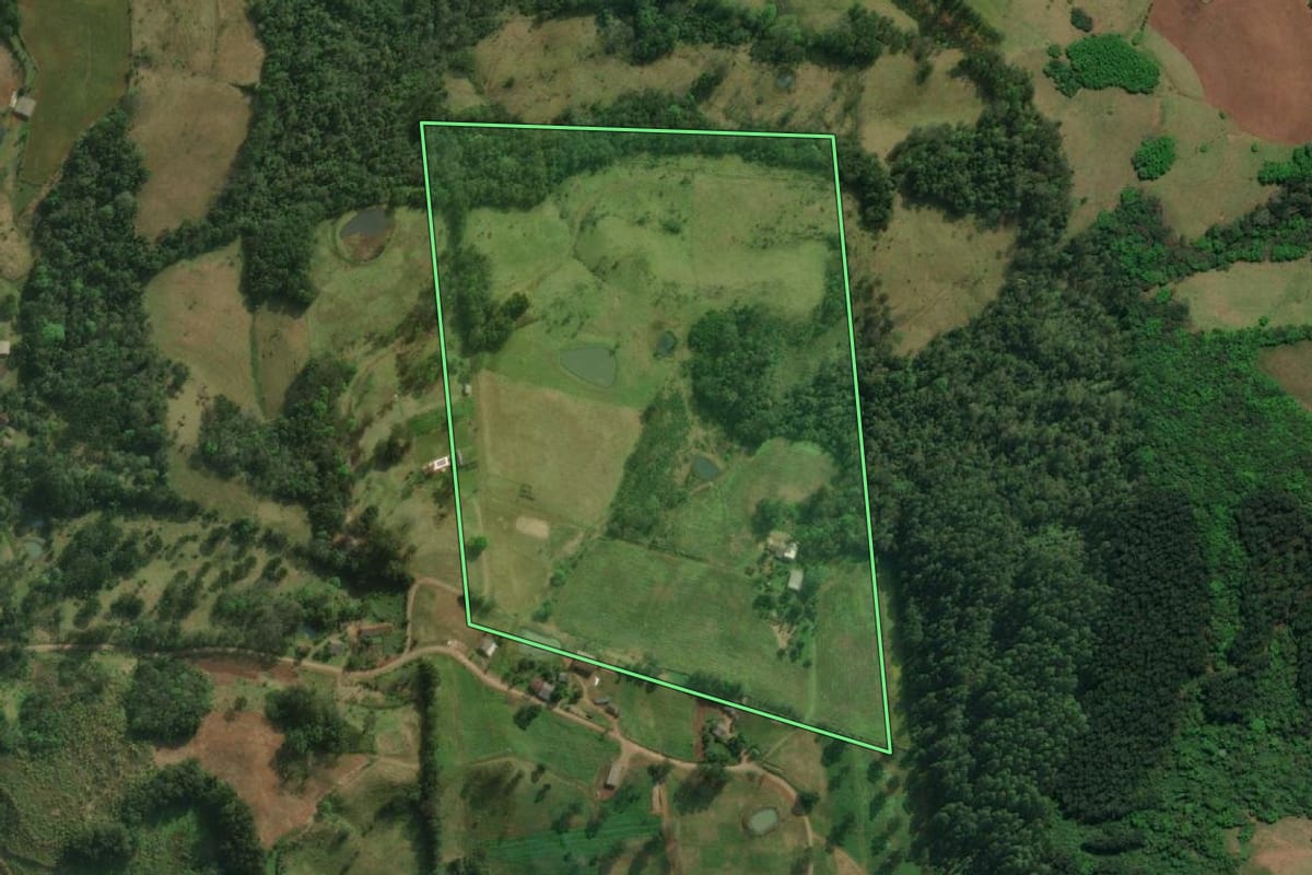 Imagem de satélite do imóvel rural em São Miguel do Oeste (SC), com o contorno declarado no CAR desenhado por cima.