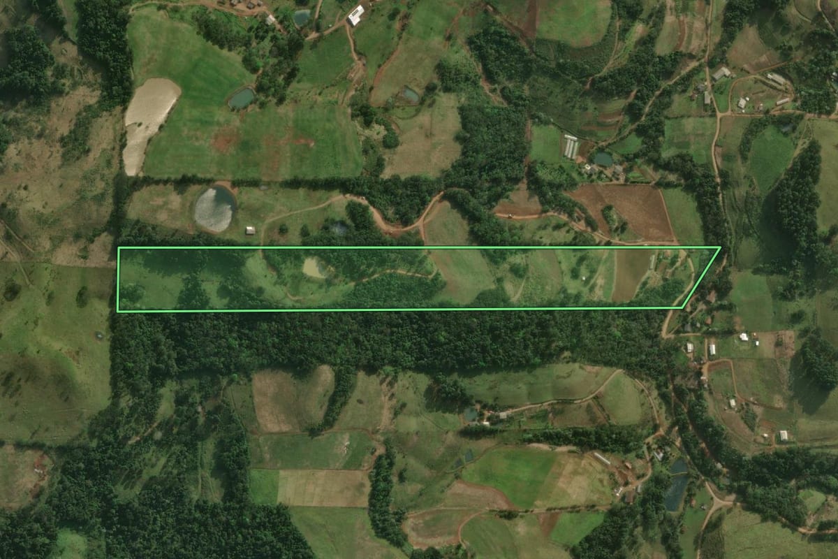 Imagem de satélite do imóvel rural em São Miguel do Oeste (SC), com o contorno declarado no CAR desenhado por cima.