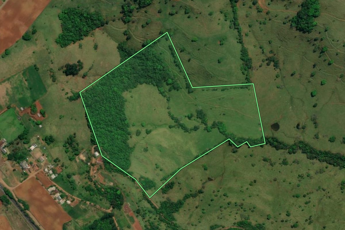 Imagem de satélite do imóvel rural em São Miguel do Oeste (SC), com o contorno declarado no CAR desenhado por cima.