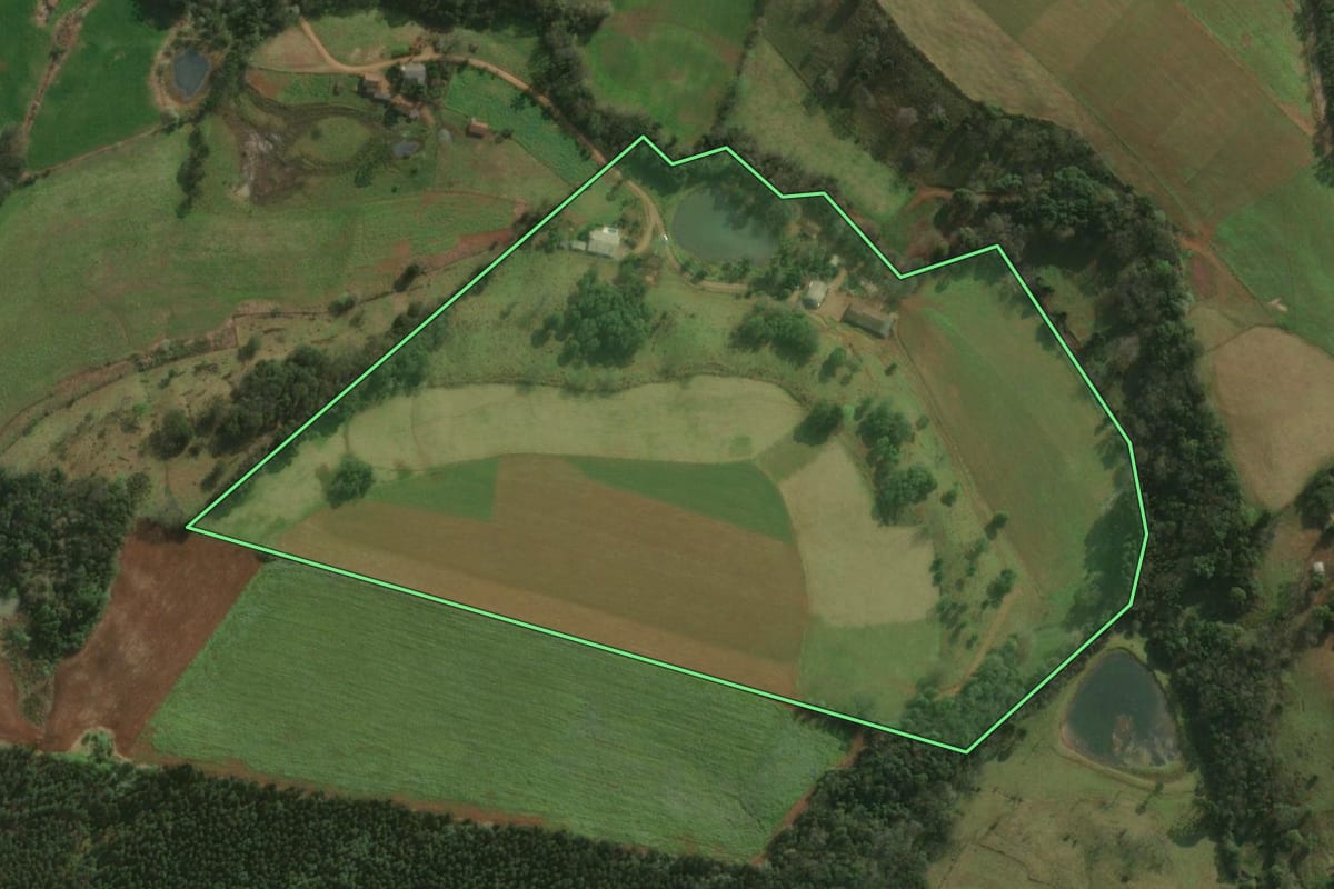 Imagem de satélite do imóvel rural em São Miguel do Oeste (SC), com o contorno declarado no CAR desenhado por cima.