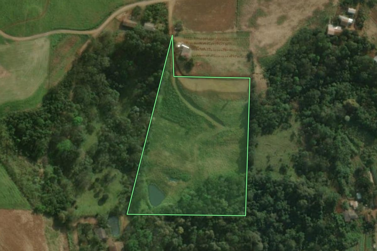 Imagem de satélite do imóvel rural em São Miguel do Oeste (SC), com o contorno declarado no CAR desenhado por cima.