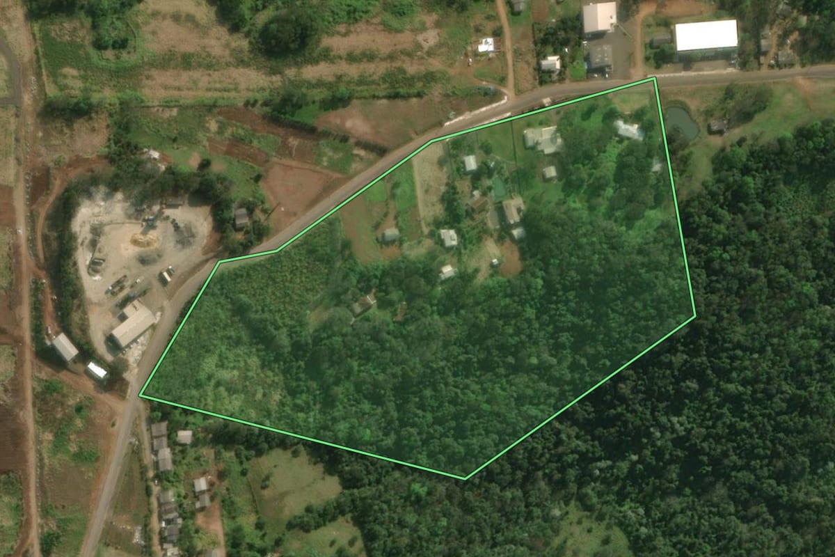 Imagem de satélite do imóvel rural em São Miguel do Oeste (SC), com o contorno declarado no CAR desenhado por cima.