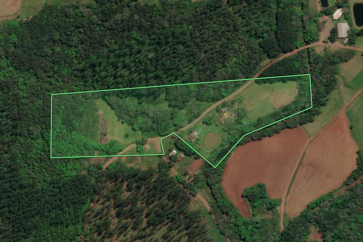 Imagem de satélite do imóvel rural em São Miguel do Oeste (SC), com o contorno declarado no CAR desenhado por cima.