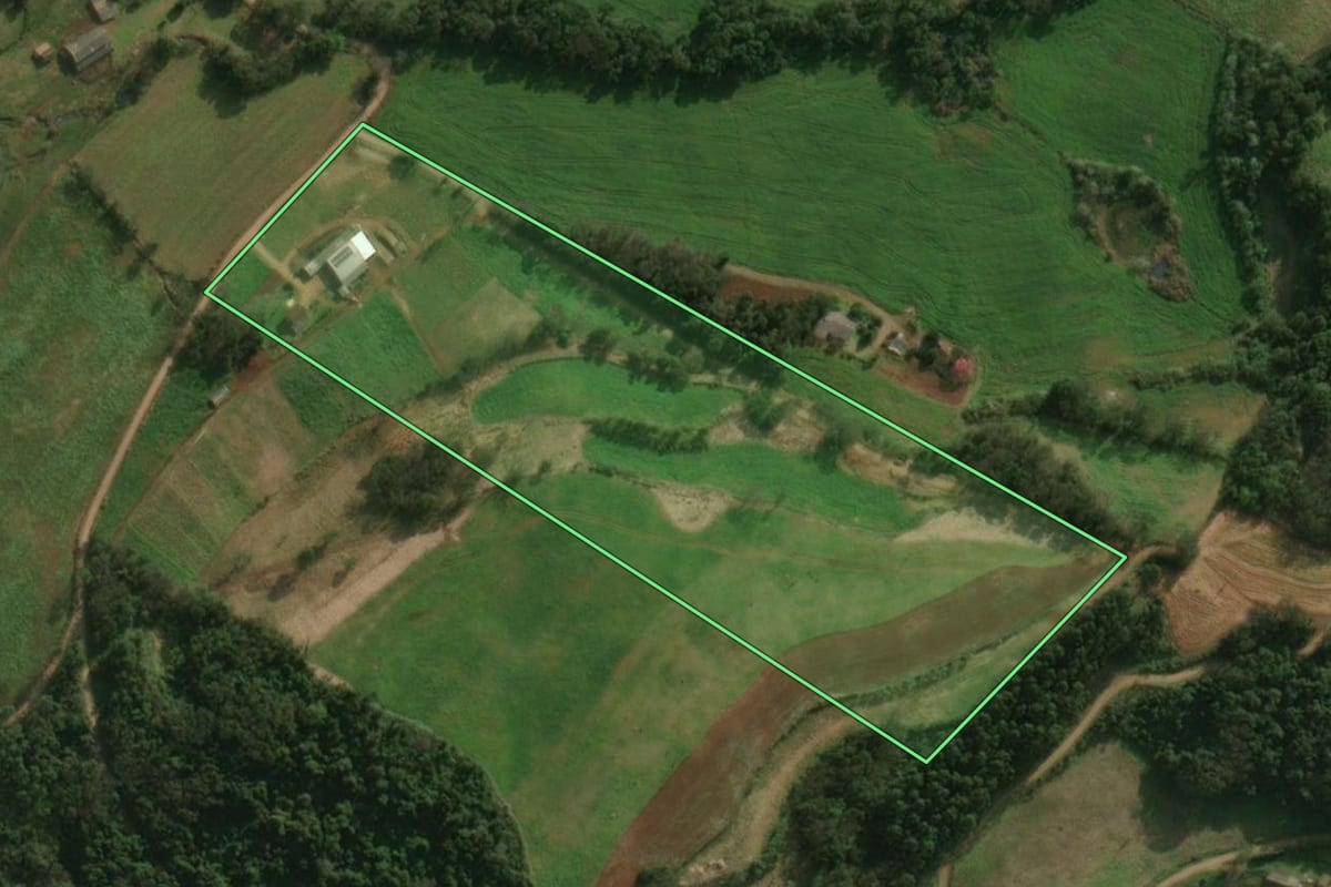 Imagem de satélite do imóvel rural em São Miguel do Oeste (SC), com o contorno declarado no CAR desenhado por cima.