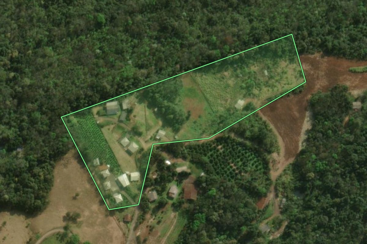 Imagem de satélite do imóvel rural em São Miguel do Oeste (SC), com o contorno declarado no CAR desenhado por cima.