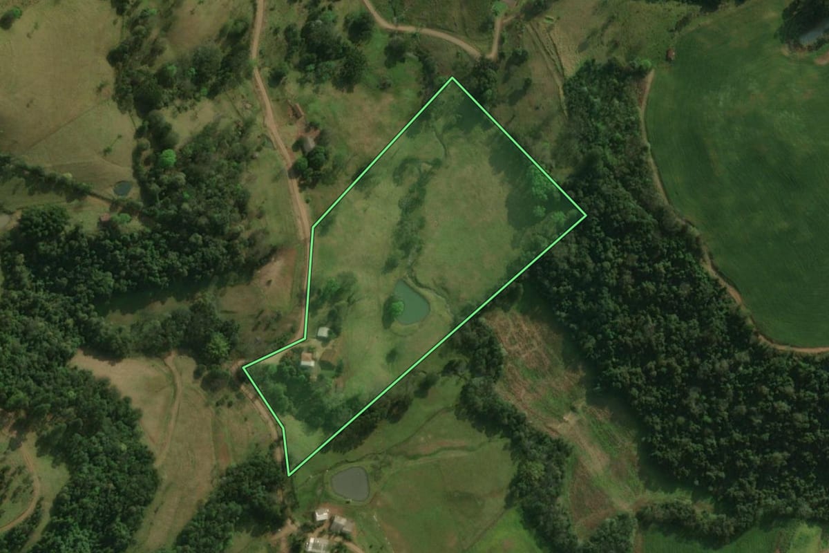 Imagem de satélite do imóvel rural em São Miguel do Oeste (SC), com o contorno declarado no CAR desenhado por cima.