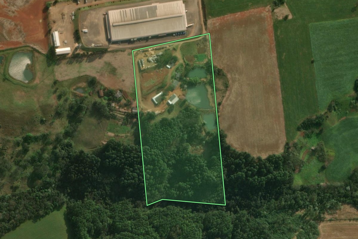 Imagem de satélite do imóvel rural em São Miguel do Oeste (SC), com o contorno declarado no CAR desenhado por cima.