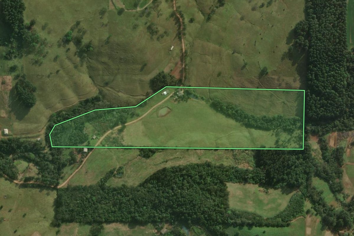 Imagem de satélite do imóvel rural em São Miguel do Oeste (SC), com o contorno declarado no CAR desenhado por cima.