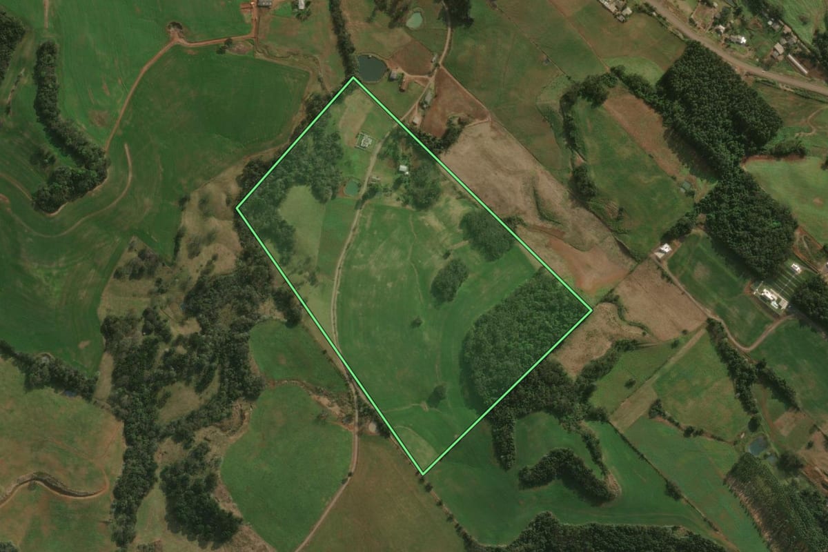 Imagem de satélite do imóvel rural em São Miguel do Oeste (SC), com o contorno declarado no CAR desenhado por cima.