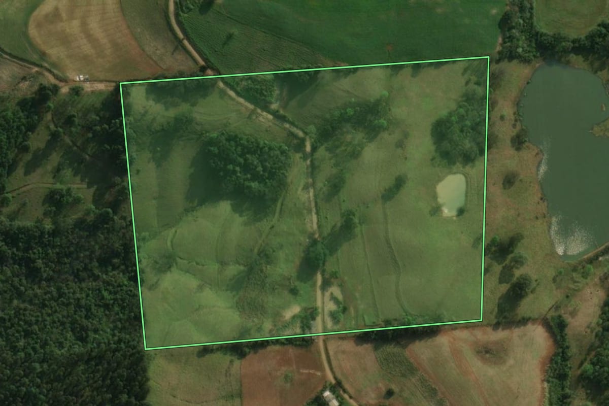 Imagem de satélite do imóvel rural em São Miguel do Oeste (SC), com o contorno declarado no CAR desenhado por cima.