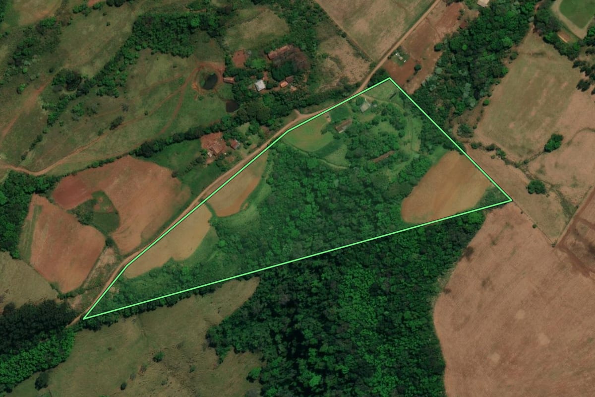 Imagem de satélite do imóvel rural em São Miguel do Oeste (SC), com o contorno declarado no CAR desenhado por cima.