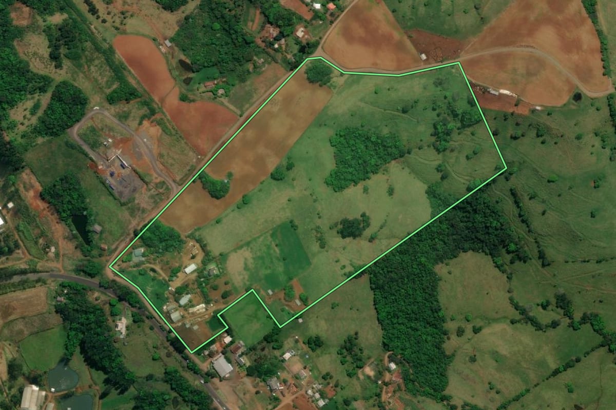Imagem de satélite do imóvel rural em São Miguel do Oeste (SC), com o contorno declarado no CAR desenhado por cima.