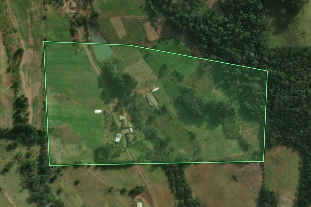 Imagem de satélite do imóvel rural em São Miguel do Oeste (SC), com o contorno declarado no CAR desenhado por cima.