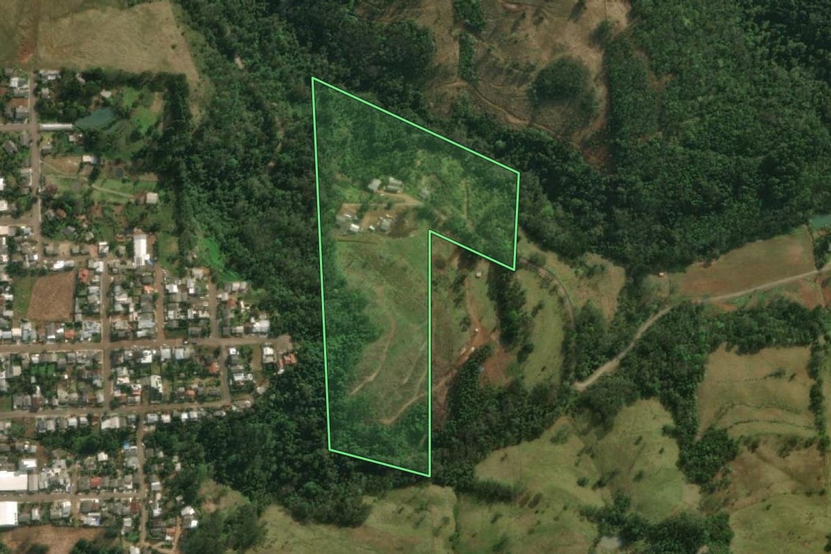 Imagem de satélite do imóvel rural em São Miguel do Oeste (SC), com o contorno declarado no CAR desenhado por cima.