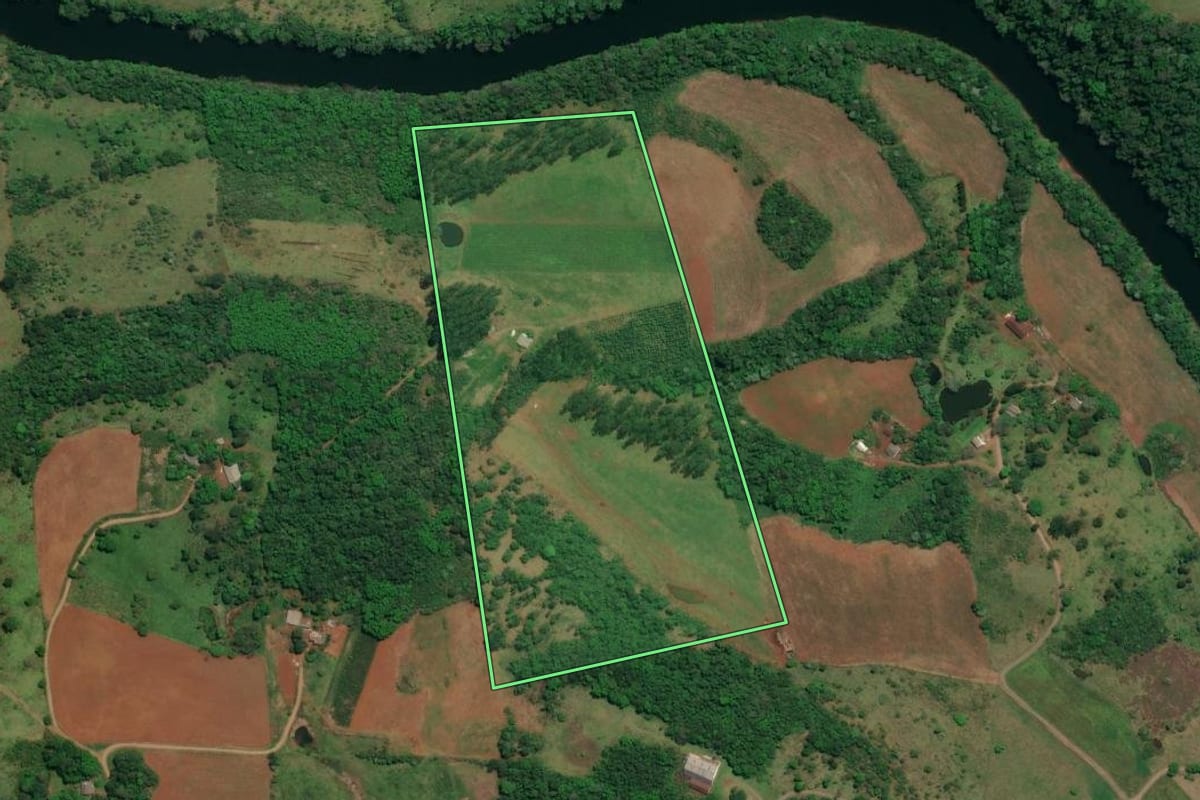 Imagem de satélite do imóvel rural em São Miguel do Oeste (SC), com o contorno declarado no CAR desenhado por cima.