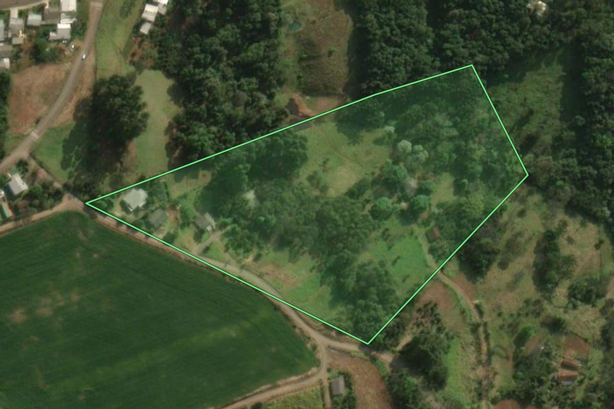 Imagem de satélite do imóvel rural em São Miguel do Oeste (SC), com o contorno declarado no CAR desenhado por cima.