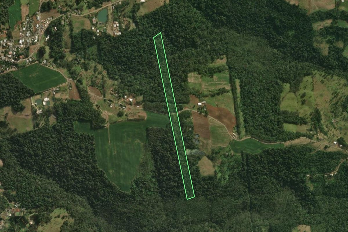 Imagem de satélite do imóvel rural em São Miguel do Oeste (SC), com o contorno declarado no CAR desenhado por cima.