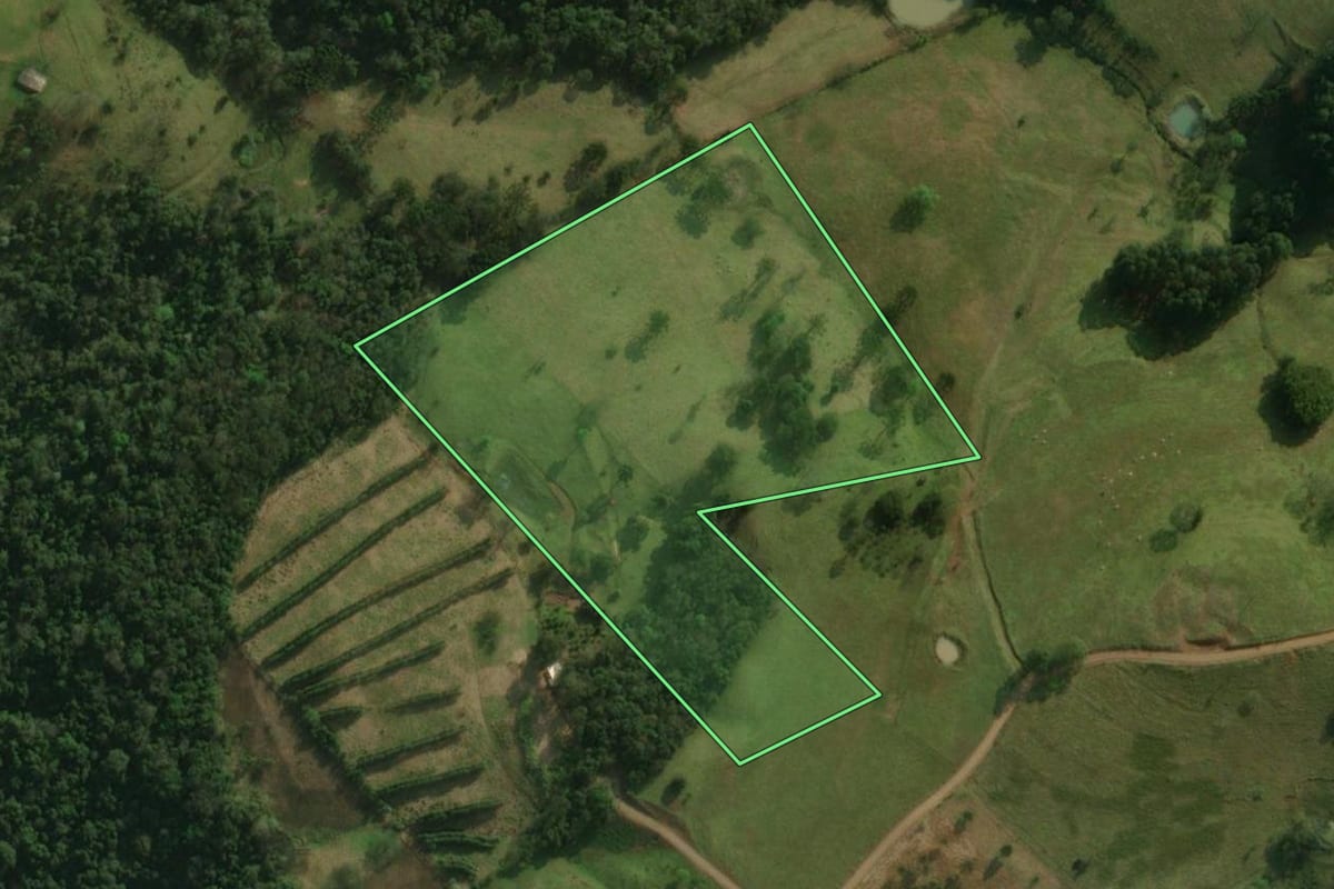 Imagem de satélite do imóvel rural em São Miguel do Oeste (SC), com o contorno declarado no CAR desenhado por cima.