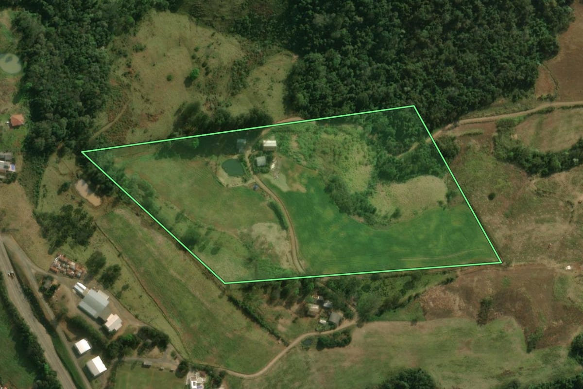 Imagem de satélite do imóvel rural em São Miguel do Oeste (SC), com o contorno declarado no CAR desenhado por cima.