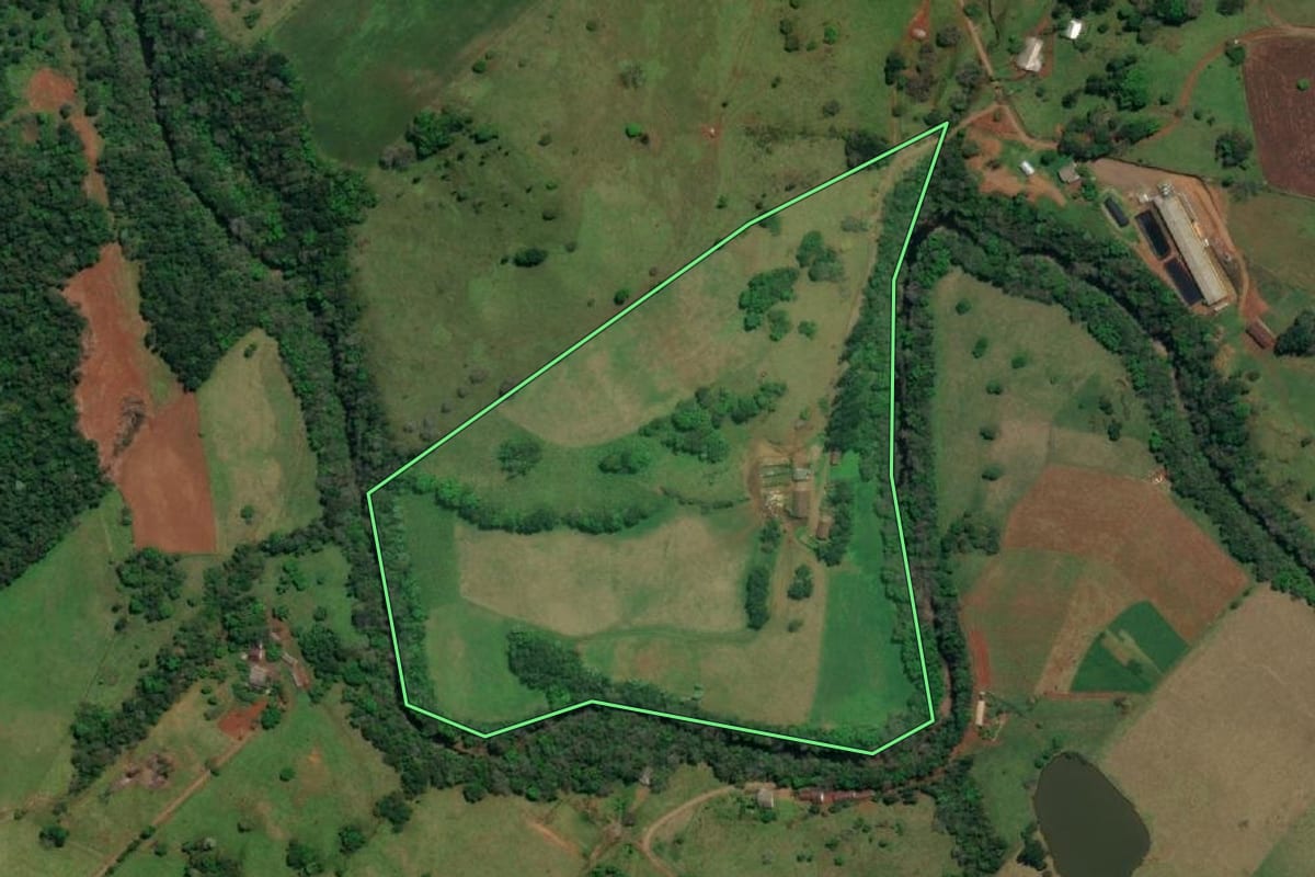Imagem de satélite do imóvel rural em São Miguel do Oeste (SC), com o contorno declarado no CAR desenhado por cima.