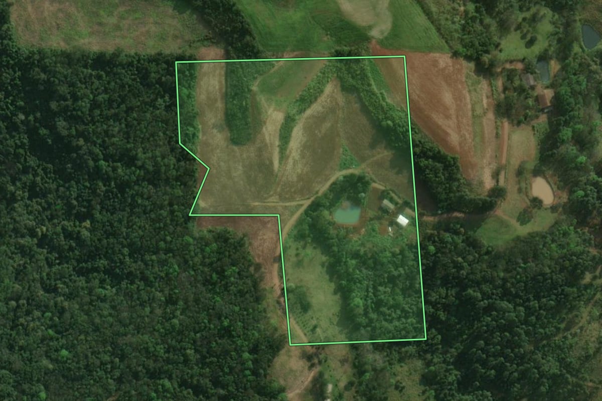 Imagem de satélite do imóvel rural em São Miguel do Oeste (SC), com o contorno declarado no CAR desenhado por cima.