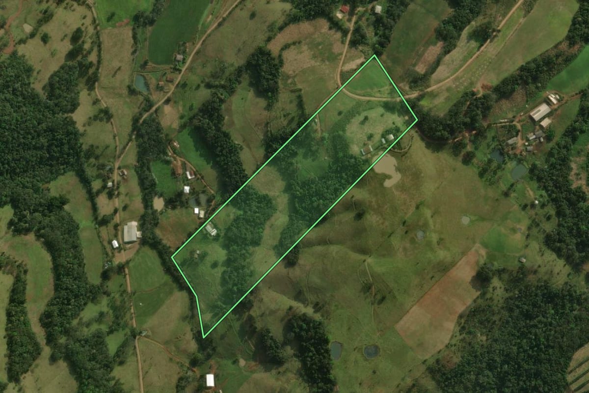Imagem de satélite do imóvel rural em São Miguel do Oeste (SC), com o contorno declarado no CAR desenhado por cima.
