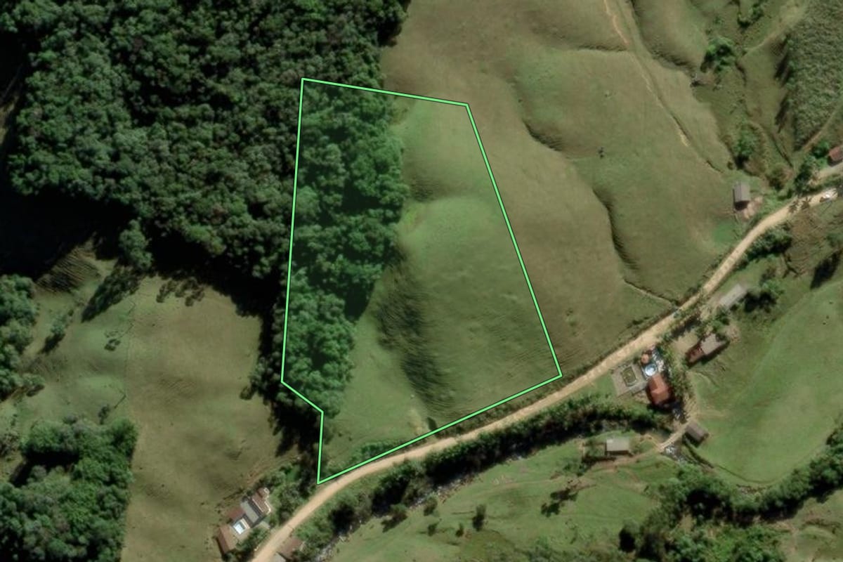 Imagem de satélite do imóvel rural em São Pedro de Alcântara (SC), com o contorno declarado no CAR desenhado por cima.