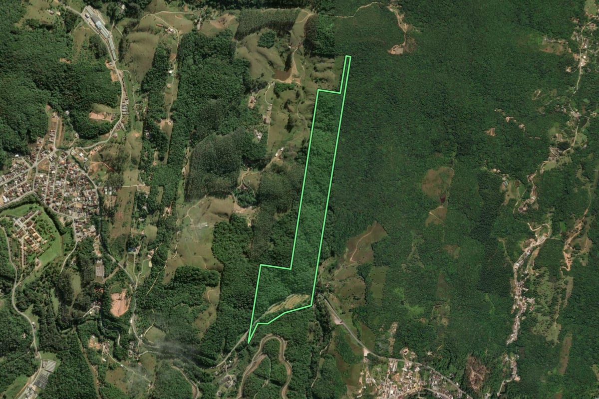 Imagem de satélite do imóvel rural em São Pedro de Alcântara (SC), com o contorno declarado no CAR desenhado por cima.