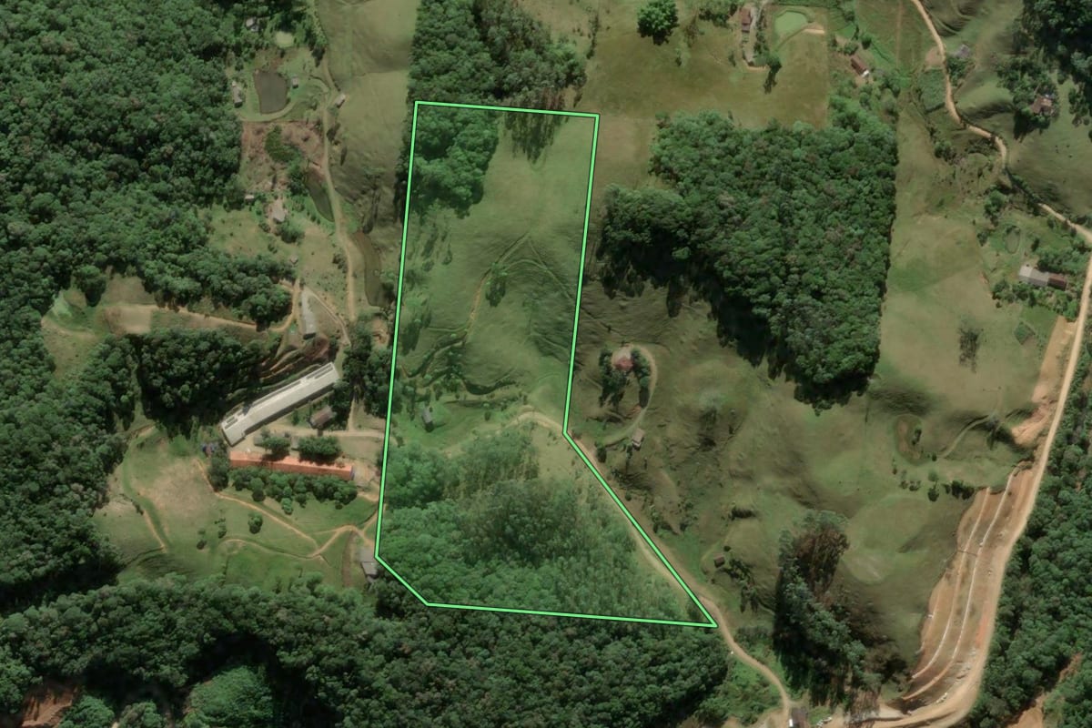 Imagem de satélite do imóvel rural em São Pedro de Alcântara (SC), com o contorno declarado no CAR desenhado por cima.
