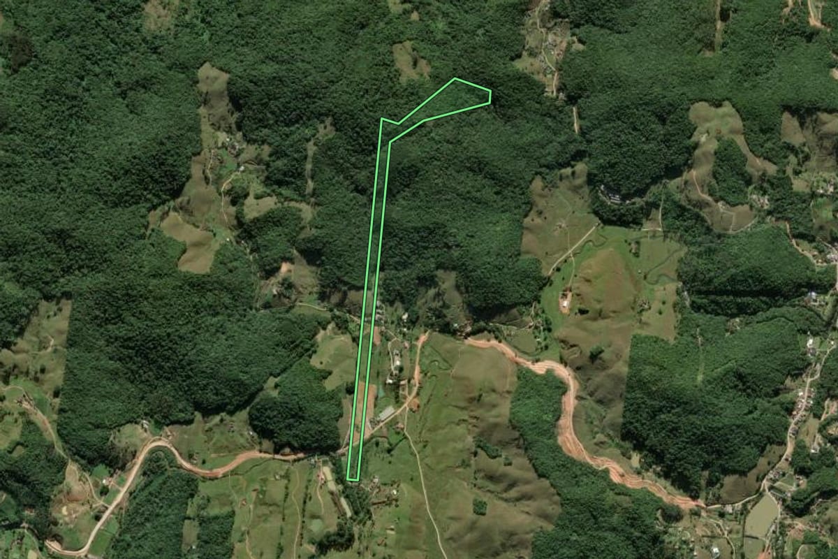Imagem de satélite do imóvel rural em São Pedro de Alcântara (SC), com o contorno declarado no CAR desenhado por cima.