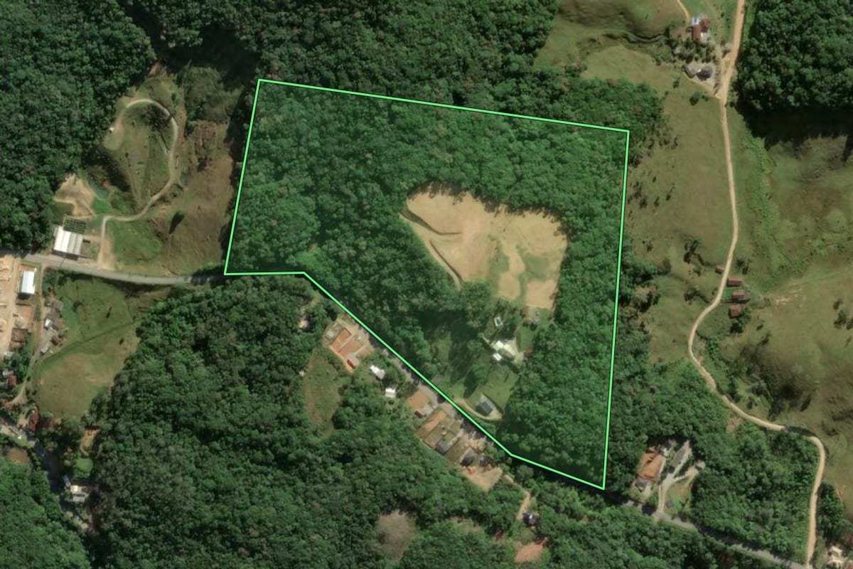 Imagem de satélite do imóvel rural em São Pedro de Alcântara (SC), com o contorno declarado no CAR desenhado por cima.