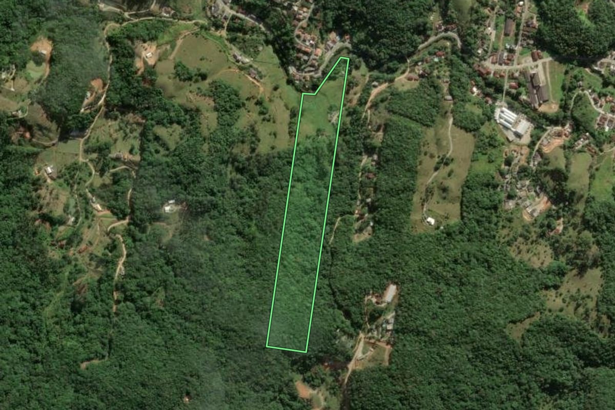 Imagem de satélite do imóvel rural em São Pedro de Alcântara (SC), com o contorno declarado no CAR desenhado por cima.