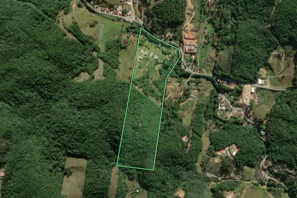 Imagem de satélite do imóvel rural em São Pedro de Alcântara (SC), com o contorno declarado no CAR desenhado por cima.