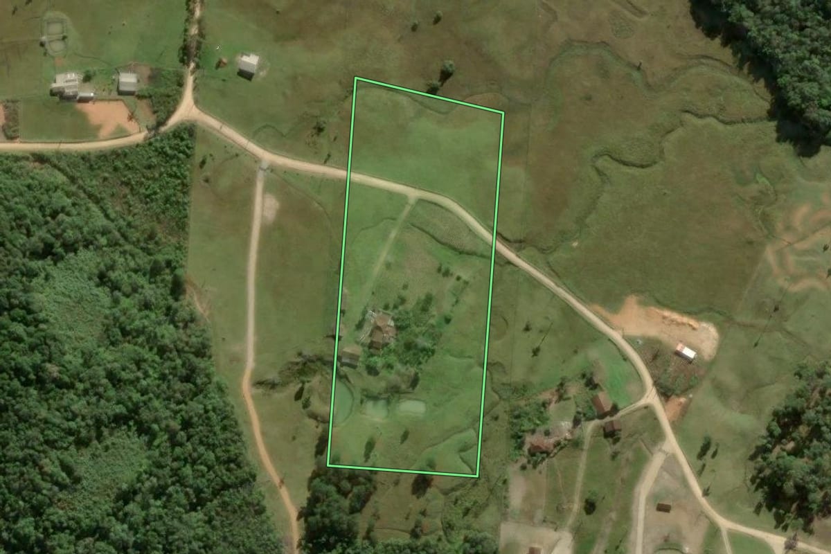 Imagem de satélite do imóvel rural em São Pedro de Alcântara (SC), com o contorno declarado no CAR desenhado por cima.