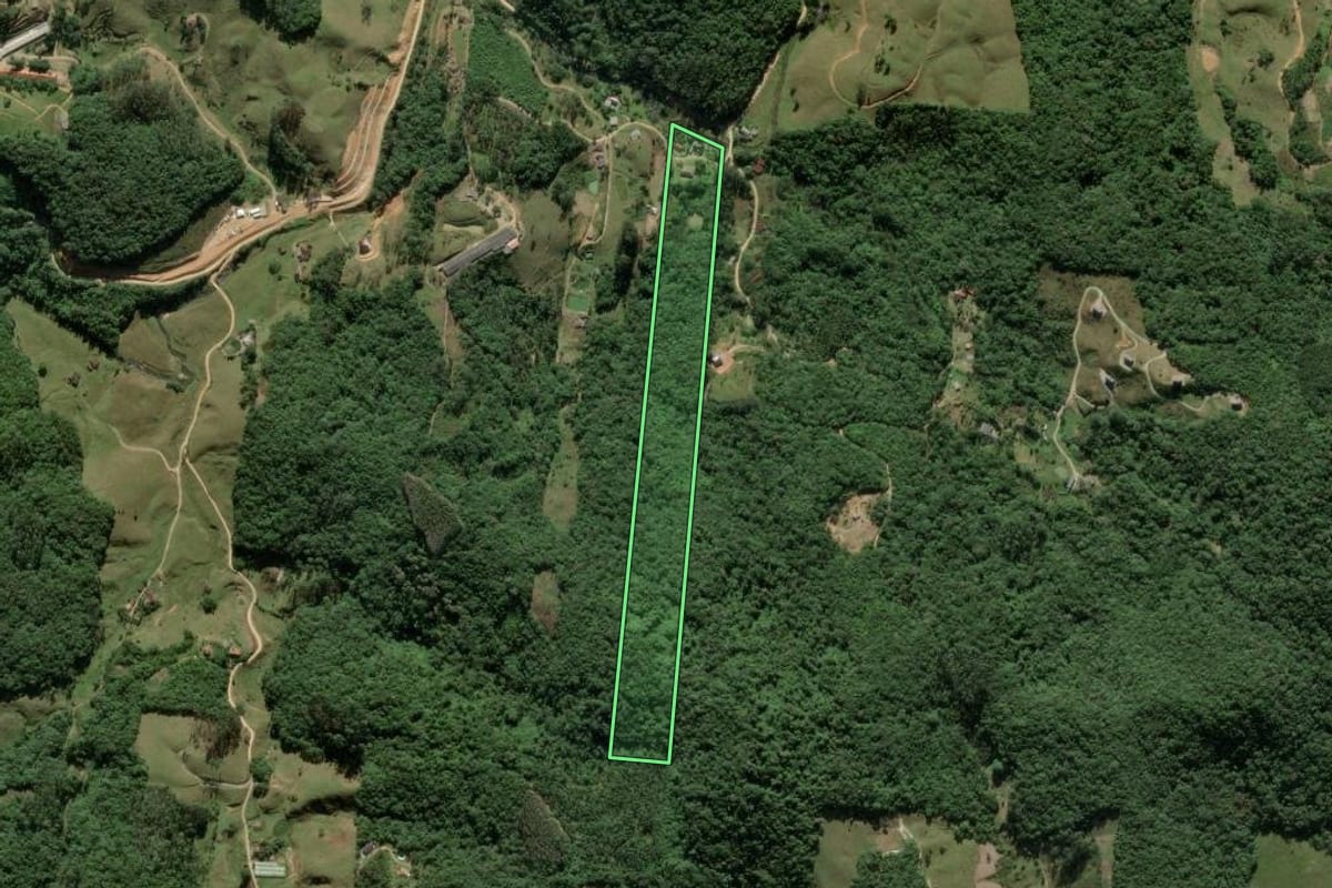 Imagem de satélite do imóvel rural em São Pedro de Alcântara (SC), com o contorno declarado no CAR desenhado por cima.