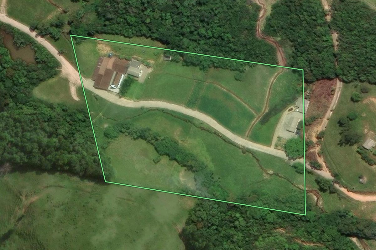Imagem de satélite do imóvel rural em São Pedro de Alcântara (SC), com o contorno declarado no CAR desenhado por cima.