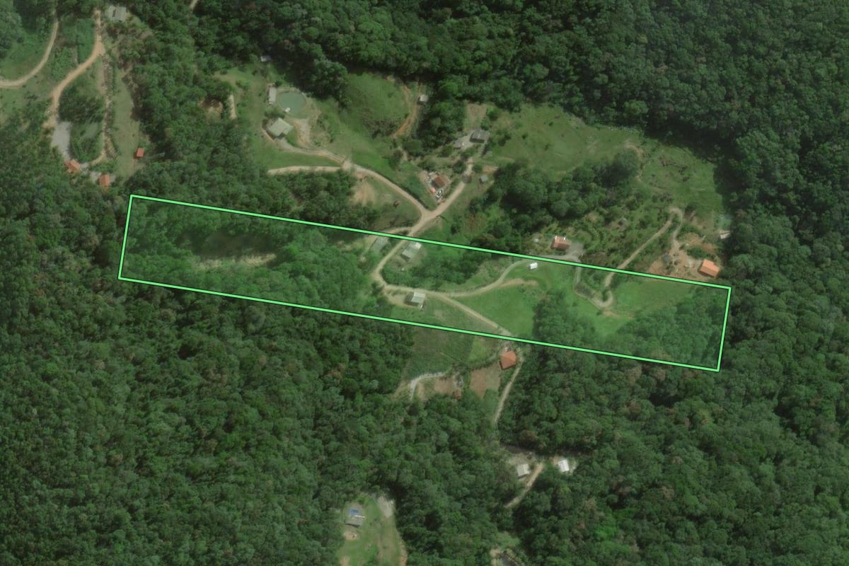 Imagem de satélite do imóvel rural em São Pedro de Alcântara (SC), com o contorno declarado no CAR desenhado por cima.