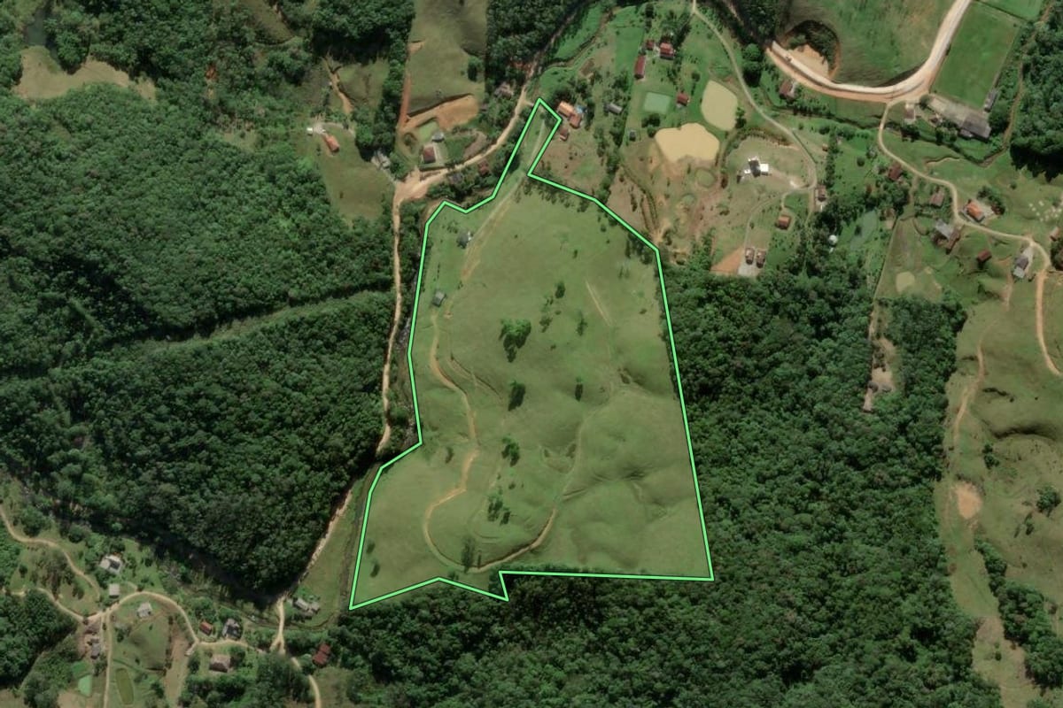 Imagem de satélite do imóvel rural em São Pedro de Alcântara (SC), com o contorno declarado no CAR desenhado por cima.