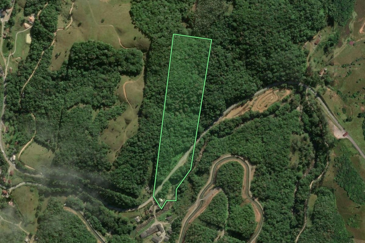 Imagem de satélite do imóvel rural em São Pedro de Alcântara (SC), com o contorno declarado no CAR desenhado por cima.
