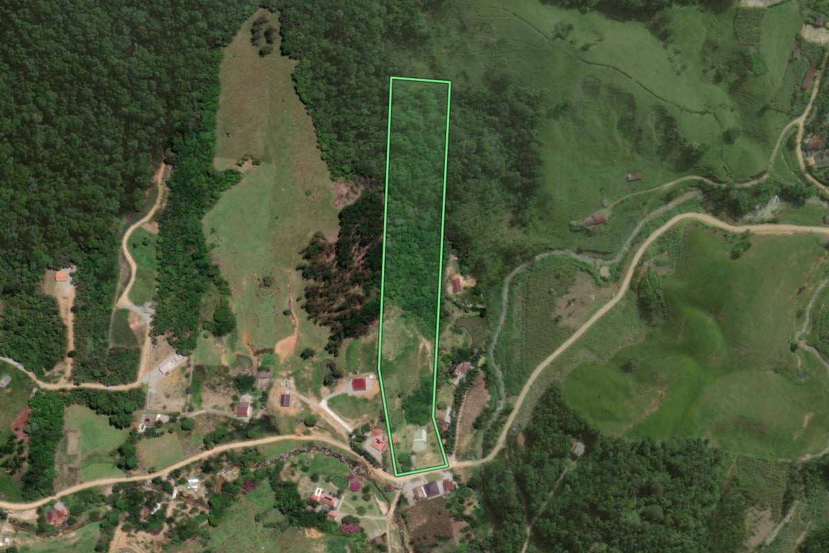 Imagem de satélite do imóvel rural em São Pedro de Alcântara (SC), com o contorno declarado no CAR desenhado por cima.