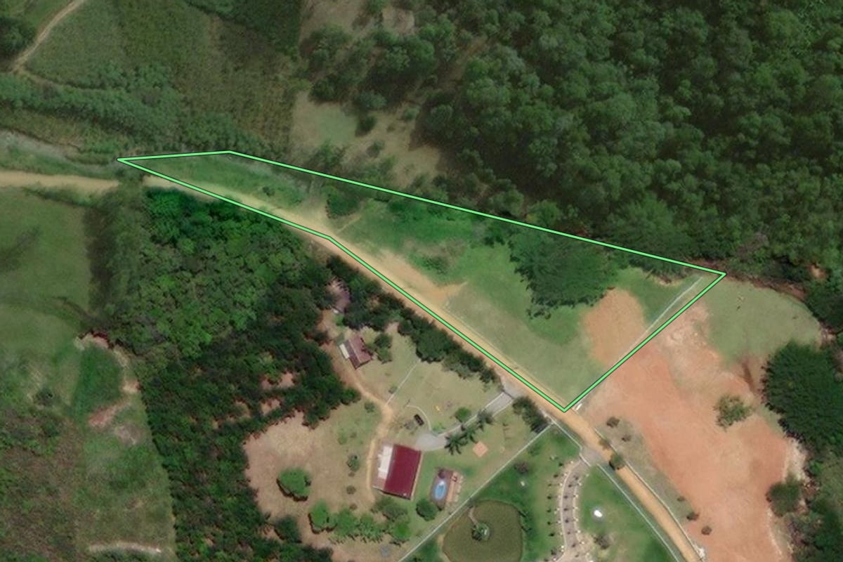 Imagem de satélite do imóvel rural em São Pedro de Alcântara (SC), com o contorno declarado no CAR desenhado por cima.