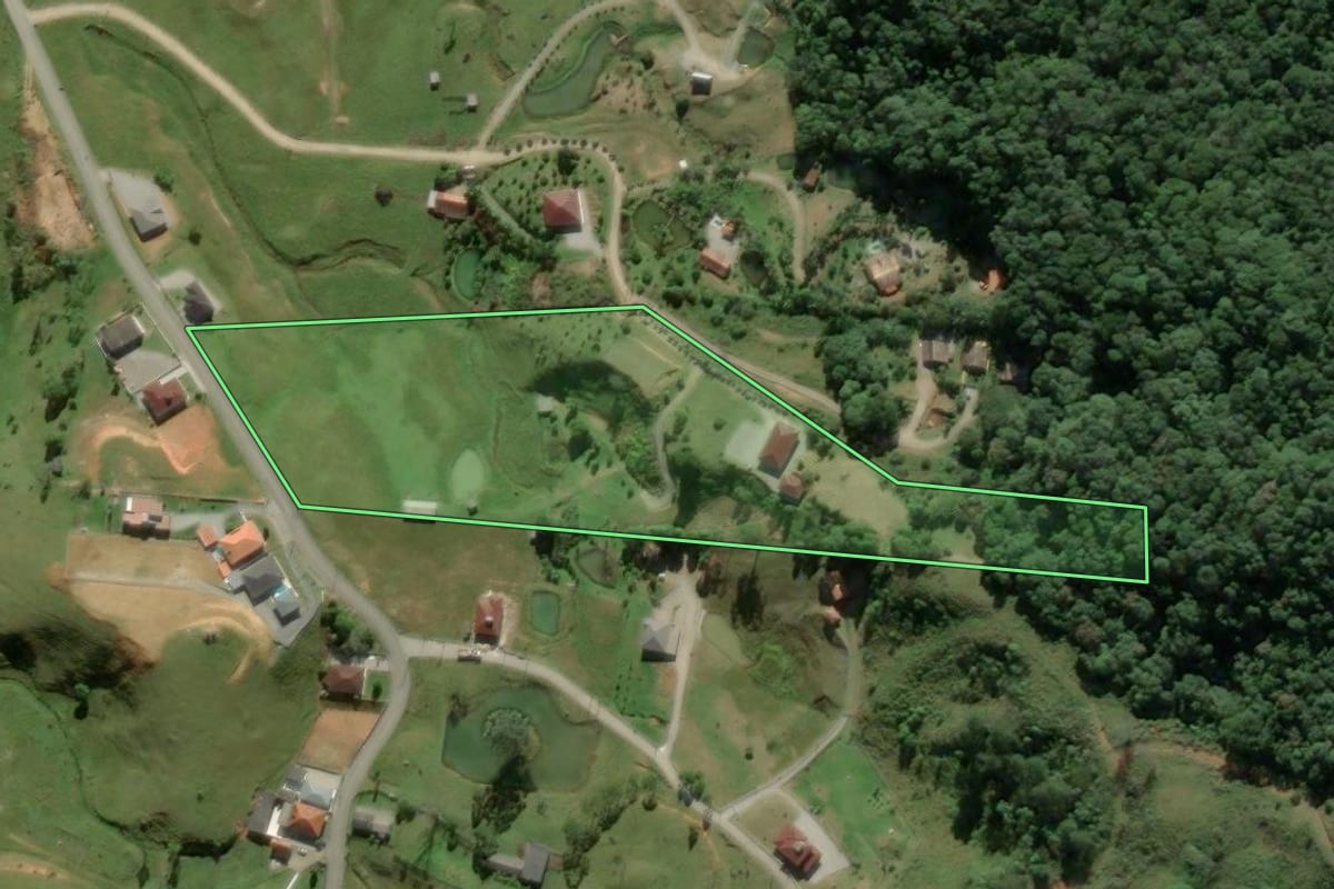 Imagem de satélite do imóvel rural em São Pedro de Alcântara (SC), com o contorno declarado no CAR desenhado por cima.