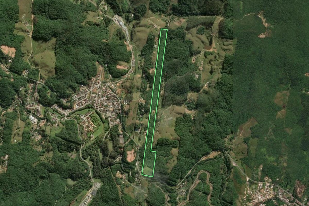 Imagem de satélite do imóvel rural em São Pedro de Alcântara (SC), com o contorno declarado no CAR desenhado por cima.