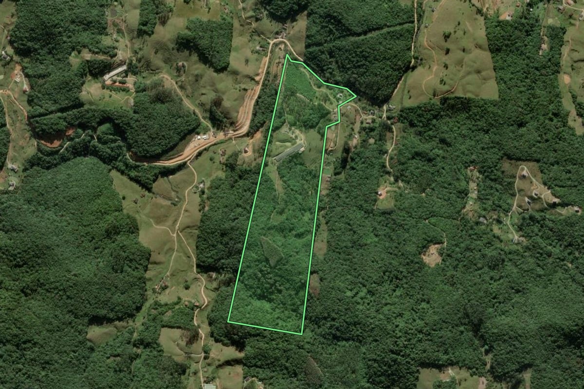 Imagem de satélite do imóvel rural em São Pedro de Alcântara (SC), com o contorno declarado no CAR desenhado por cima.