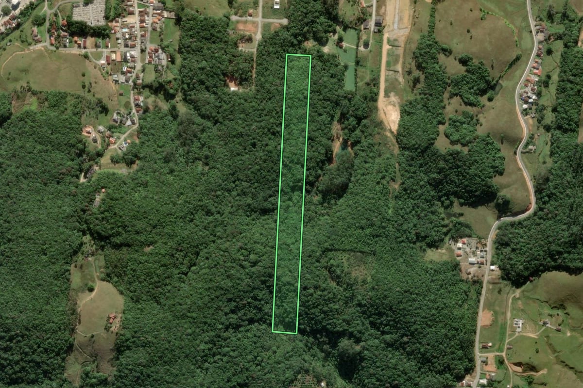 Imagem de satélite do imóvel rural em São Pedro de Alcântara (SC), com o contorno declarado no CAR desenhado por cima.