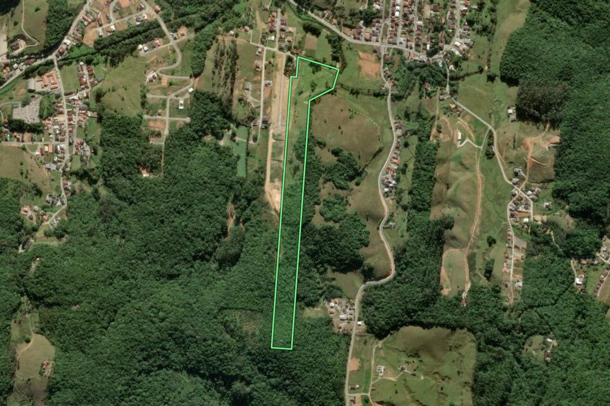 Imagem de satélite do imóvel rural em São Pedro de Alcântara (SC), com o contorno declarado no CAR desenhado por cima.