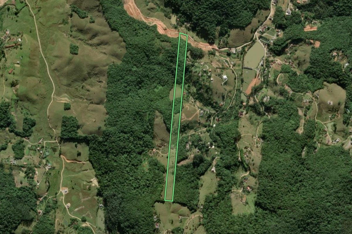 Imagem de satélite do imóvel rural em São Pedro de Alcântara (SC), com o contorno declarado no CAR desenhado por cima.