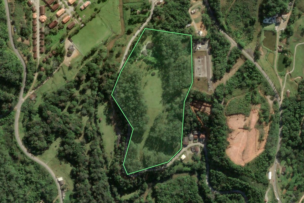 Imagem de satélite do imóvel rural em São Pedro de Alcântara (SC), com o contorno declarado no CAR desenhado por cima.